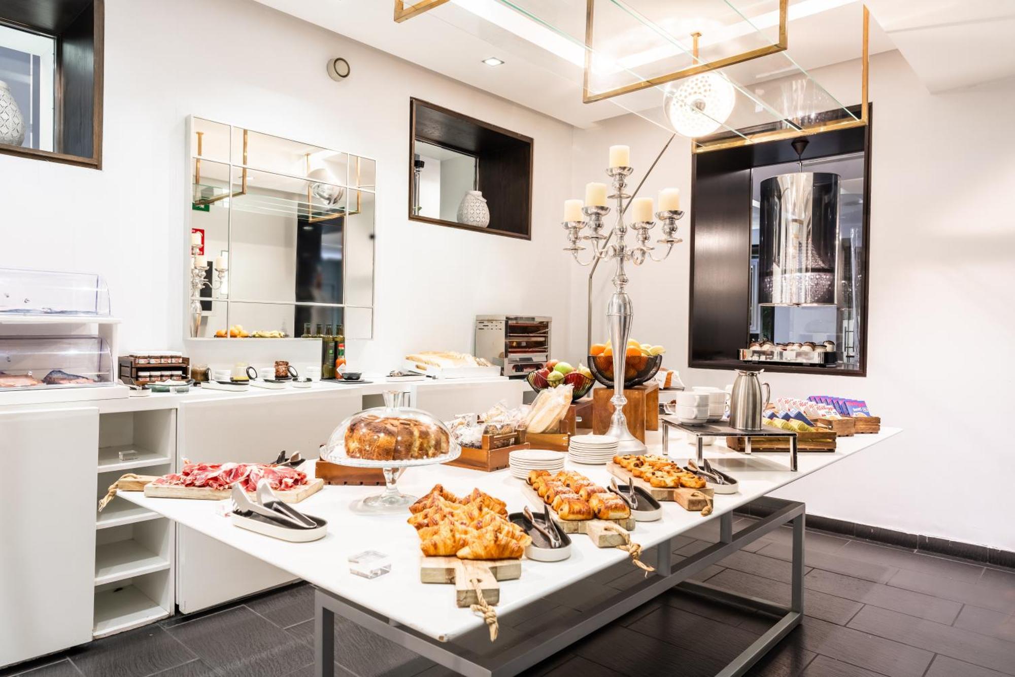 Hospes Puerta De Alcala, A Member Of Design Hotels Мадрид Экстерьер фото A buffet at a hotel