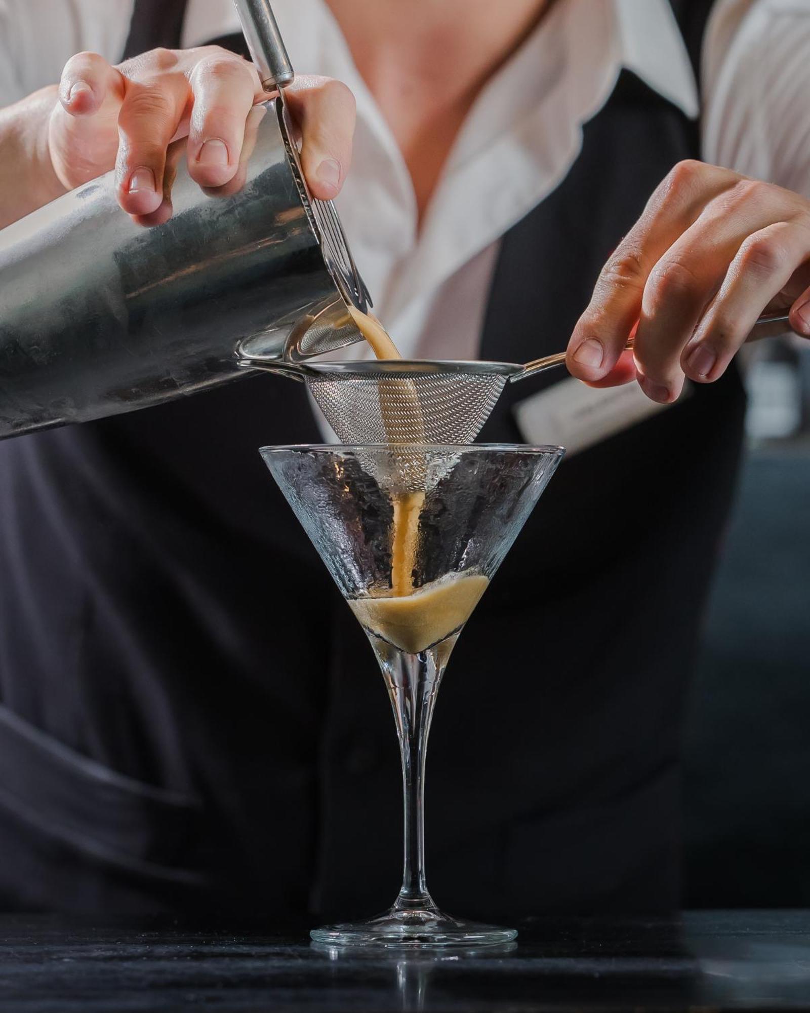Hospes Puerta De Alcala, A Member Of Design Hotels Мадрид Экстерьер фото A bartender straining a cocktail